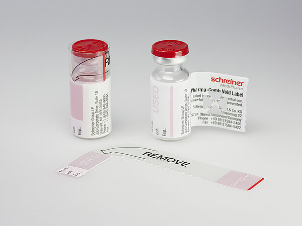 在 Pharma-Comb Void 多部分安全概念中，当标签打开时，隐藏的字母会从标签上脱落。