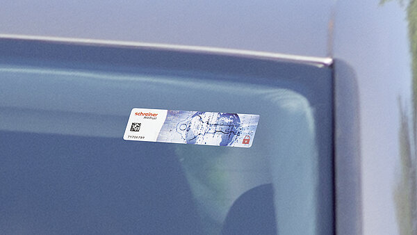 挡风玻璃上的 RFID 标签，用于自动识别车辆