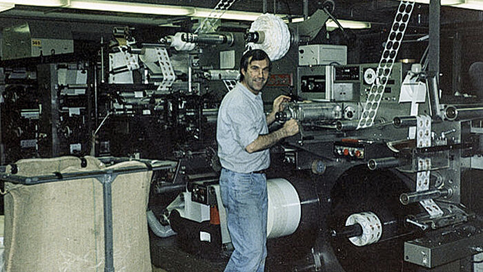 1984: Ein Mitarbeiter an der Druckmaschine