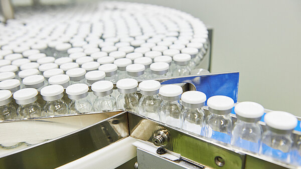 挂瓶标签的 Pharma-Tac 可以在传统的配药设备上进行处理。