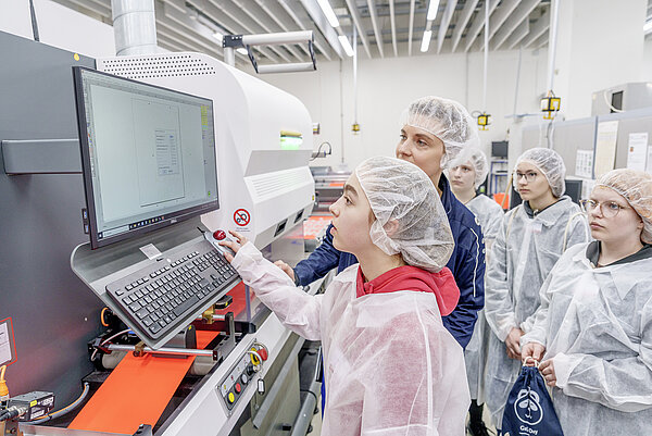 Technik zum Anfassen: An der Laserstanze in Digitaldruck dürfen die Mädchen ein eigenes kleines Motiv herstellen. 