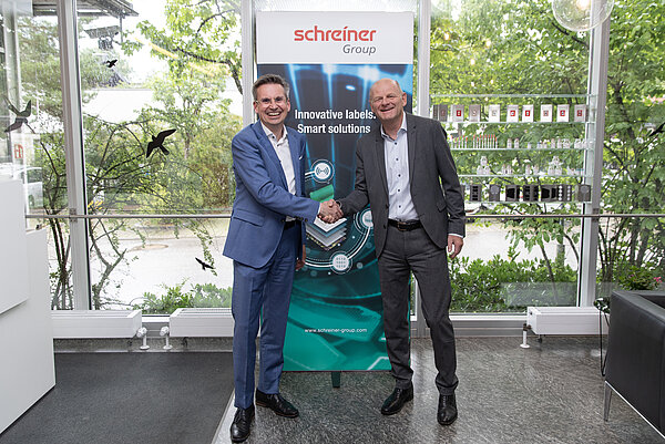 Robert Weiss (rechts) übergibt die verantwortungsvolle Position bei der Schreiner Group an Dr. Jens Vor der Brüggen (links). Er selbst übernimmt als Senior Management Consultant Technologiemanagement übergeordnete, strategische Aufgaben.