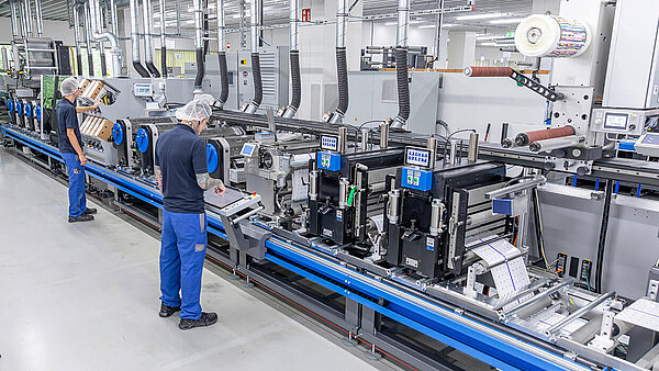 Im Hybriddruck kombiniert die Schreiner Group Flexo-, Sieb- und Digitaldruck.
