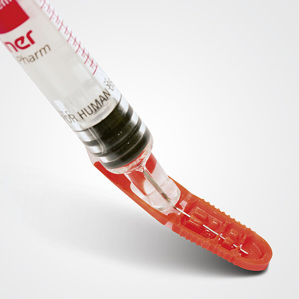 Needle-Trap von Schreiner MediPharm ist das weltweit einzigartige Etikett mit integriertem Nadelfänger zum Schutz vor Nadelstichverletzungen nach Injektionen.