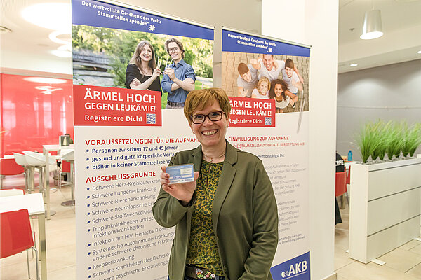 Alle Mitarbeiter, die Teil der Typisierungsaktion waren, haben im Anschluss einen personalisierten Stammzellspenderausweis der Stiftung AKB erhalten und können so weltweit als Spender gefunden werden.