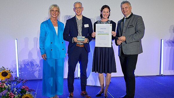 Roland Schreiner and his assistant Kathrin Schafmeister received the award for Erfolgreich.Familienfreundlich © StMAS / Nikolaus Schäffler