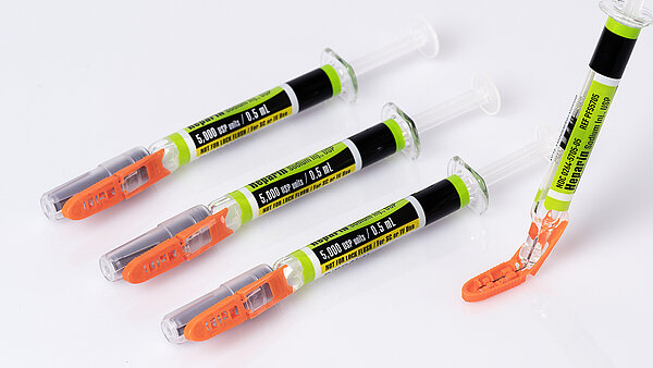 配备Needle-Trap针头保护系统的注射器，用于注射肝素钠。