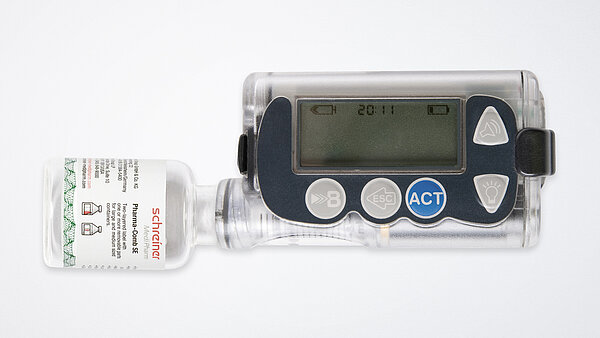 Dank des Schlüssel-Schloss-Prinzips erkennt die Insulinpumpe mithilfe des RFID-Labels, ob es sich bei dem Vial um ein Originalmedikament handelt.