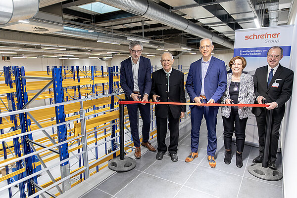 Geschäftsführer Roland Schreiner (Mitte), Seniorgesellschafter und Bauherr Helmut Schreiner (2.v.l.), seine Frau Ulrike Schreiner (2.v.r), der Technische Leiter Martin Moser (l.) und der Dorfener Bürgermeister Heinz Grundner (r.) eröffnen symbolisch den Anbau.