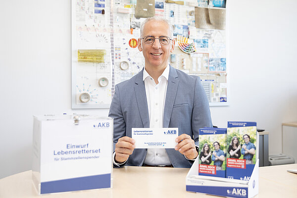 Roland Schreiner, Geschäftsführer der Schreiner Group, freut sich über die erfolgreiche Typisierungsaktion mit vielen neuen Spendern.