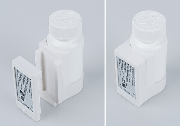 Ein wiederverwendbares Adapter-System aus Kunststoff ermöglicht die sichere Anbringung des Digital Display Labels an verschiedenste Verpackungsformen – von Blister-Wallets bis hin zu Vials.