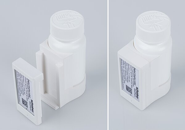 Ein wiederverwendbares Adapter-System aus Kunststoff ermöglicht die sichere Anbringung des Digital Display Labels an verschiedenste Verpackungsformen – von Blister-Wallets bis hin zu Vials.