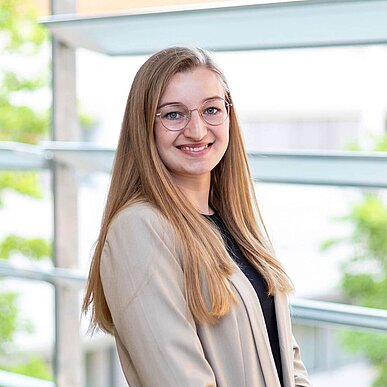 Johanna Auer ist die Ansprechpartnerin für Ausbildungsberufe der Schreiner Group