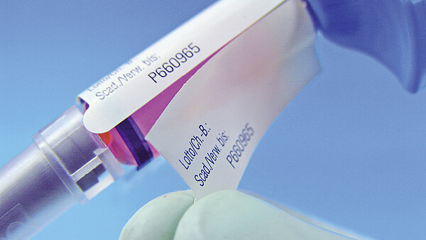 Die Pharma-Comb Dokumentationsetiketten können leicht aus dem Etikett herausgelöst werden.