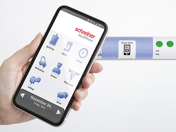 Ein NFC-Label auf einem Autoinjektor wird mit einem Smartphone ausgelesen.