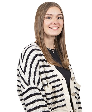 „Du bist kommunikationsstark, gut organisiert und hast das Zeug zum Allrounder?“ Lena, Azubi Kauffrau für Büromanagement, 2. Lehrjahr