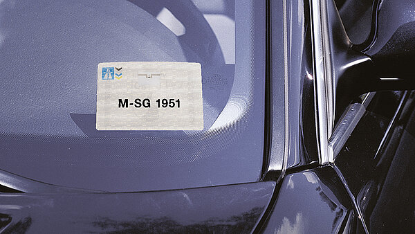 Windschutzscheibe mit Sicherheitsetikett zur Kennzeichnung und Identifikation von Fahrzeugen