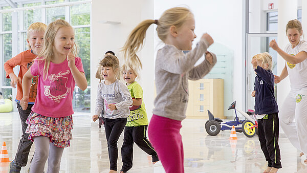 In den Sommerferien wird eine Kinderbetreuung organisiert – die Eltern sind entlastet und die Kinder freuen sich.