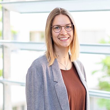 Julia Kößler ist die Ansprechpartnerin für studentische Angebote der Schreiner Group