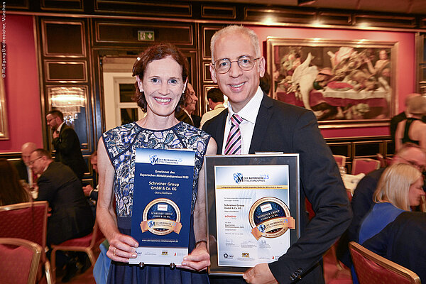 Geschäftsführer Roland Schreiner und seine Assistentin Kathrin Schafmeister nahmen den Preis im Münchner Künstlerhaus feierlich entgegen. Foto: © Wolfgang Breiteneicher, München 