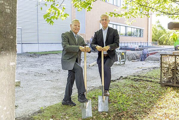 Symbolischer Spatenstich: Senior-Gesellschafter Helmut Schreiner und Geschäftsführer Roland Schreiner freuen sich auf das zukunftsweisende, neue Wärmepumpenhaus. 