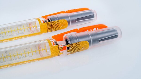 Needle-Trap needle protection with first-opening indicator