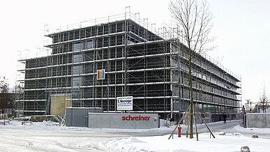 2002 wird ein neues Gebäude am Standort Oberschleißheim errichtet