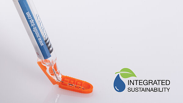 Beispiel Needle-Trap: Am Integrated Sustainability-Logo sind die nachhaltigen Etiketten der Schreiner Group schnell zu erkennen.