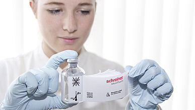 Ärztin liest während einer klinischen Studie die Produktinformationen zum Medikament in einem Booklet-Etikett.