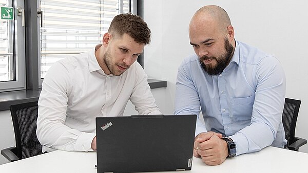 Werkstudent der Schreiner Group im Gespräch mit einem Kollegen