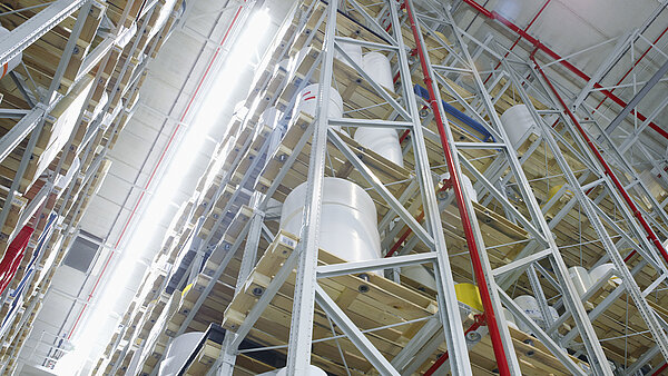 The high-bay warehouse enables the efficient supply of material to production and shipping.