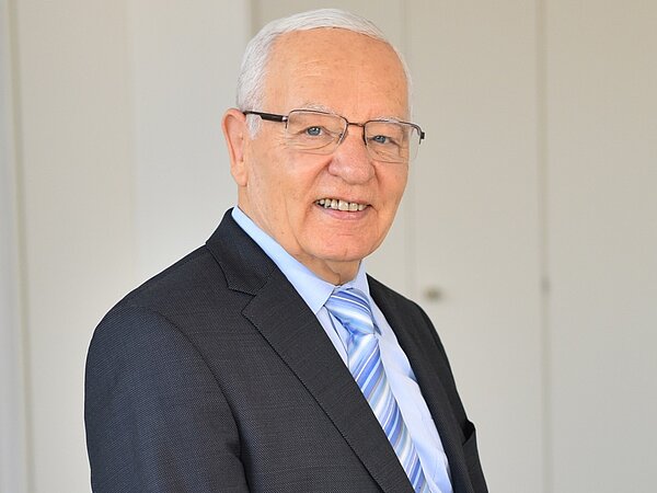 Senior Gesellschafter Helmut Schreiner hält einen Vortrag über die Firmengeschichte der Schreiner Group