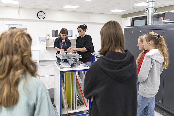 Dabei lernen die Schülerinnen das Siebdruckverfahren kennen.