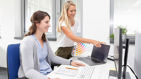 Ausbilder und Auszubildende in der Schreiner Group