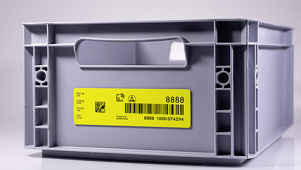 Das RTI-Label lässt sich auf vielen Kunststoffobjekten der Logistik anbringen