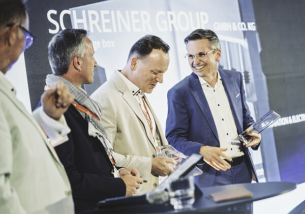 Award-Verleihung in Amsterdam: Dr. Jens vor der Brüggen (rechts), Leiter Forschung + Entwicklung bei der Schreiner Group, nahm FINAT-Preisverleihung im Rahmen des European Label Forum (ELF) den Innovationspreis für die Smart Syringe Box entgegen.
