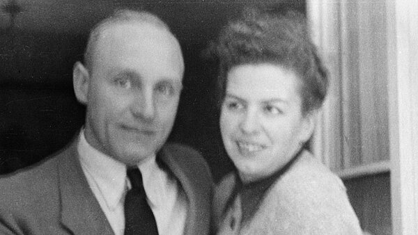 Margarete und Theodor Schreiner gründeten die Firma 1951 unter dem Namen: „M. Schreiner – Spezialfabrik für geprägte Siegelmarken und Etiketten“