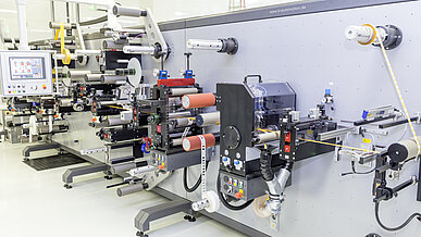 Im Sicherheitsbereich der Schreiner Group werden die RFID-Label an speziellen Maschinen gefertigt.