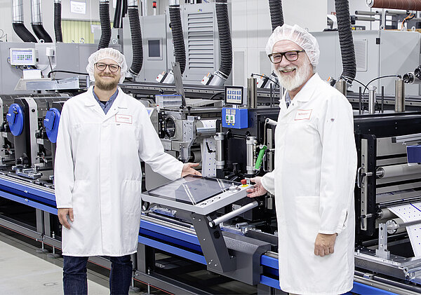 Die Projektleiter Benny Götze (links) und Lars Spitz freuen sich über die gelungene Entwicklungszusammenarbeit für die moderne Hybridanlage.