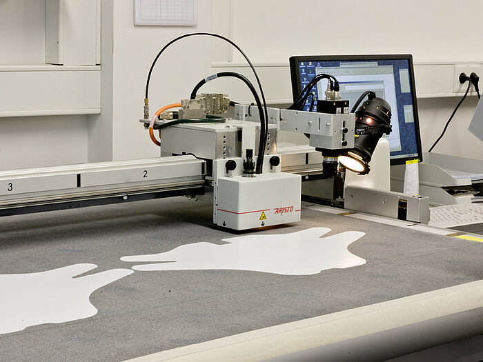 The computer-controlled cutting plotter can be used to cut a wide variety of materials, such as plastic films, papers, non-wovens or foams, to a precise fit and large format.