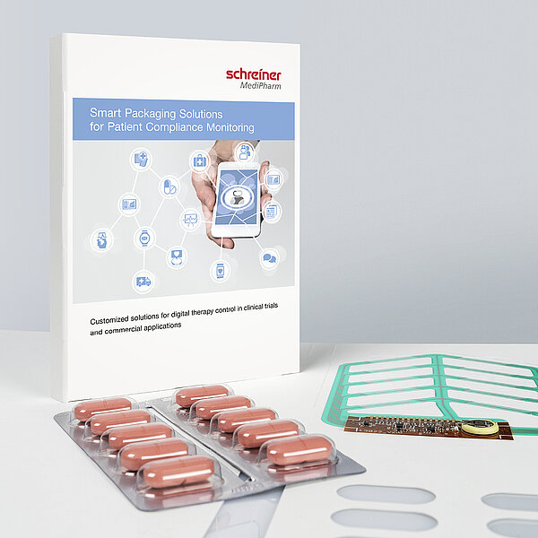 Smarte Blisterverpackung wird mit Smartphone ausgelesen.