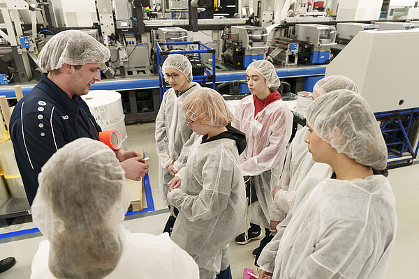 In der Produktion erleben die Teilnehmerinnen, wie Hightech-Labels entstehen.
