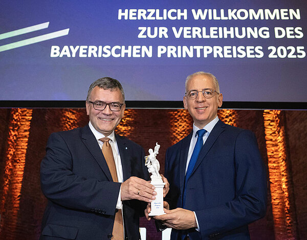 Der Leiter der Bayerischen Staatskanzlei, Dr. Florian Hermann, überreichte den Ehrenpreis an Roland Schreiner.