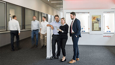 Mitarbeiter der Schreiner Group im Gespräch