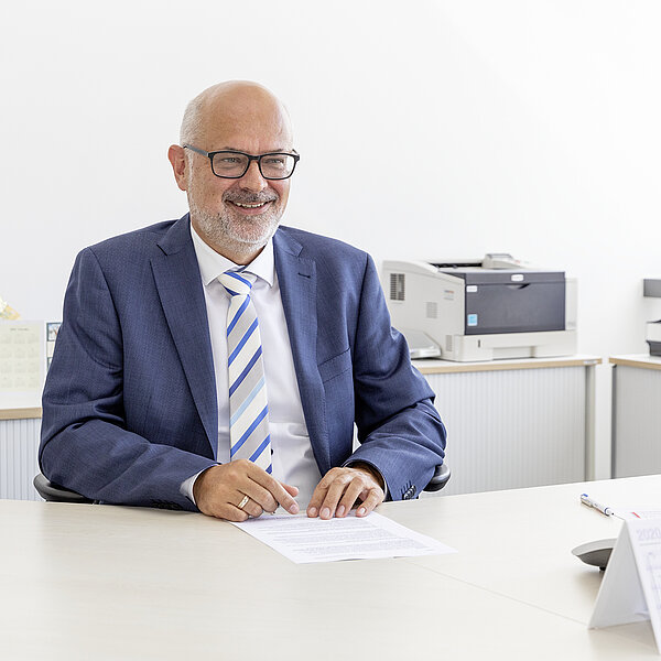 Schreiner MediPharm 总裁 Thomas Schweizer 坐在桌子旁接受采访。