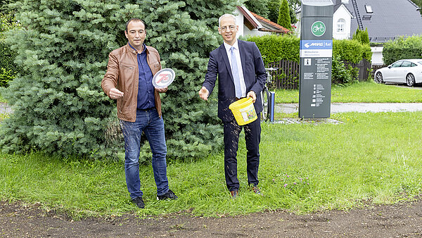 Roland Schreiner sät gemeinsam mit Oberschleißheims Bürgermeister Markus Böck bienenfreundliche Blumensamen aus. So wird der Ort noch schöner.
