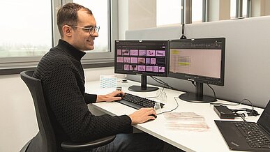 Student schreibt seine Abschlussarbeit bei einem mittelständischen Unternehmen