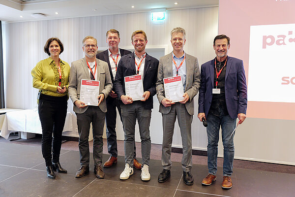 Die Vertreter der drei ausgezeichneten Unternehmen mit Nicola Kopp-Rostek (l.), Geschäftsführerin der DFTA, dem DFTA-Präsidenten Rainer Wilke Kasanický (3. v. l.) und Prof. Dr. Martin Dreher vom DFTA-Technologiezentrum bei der Preisverleihung in Mannheim. 