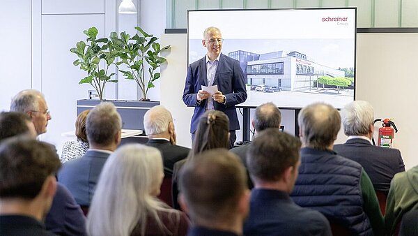 Opening of the extension: Managing Director Roland Schreiner welcomes guests, including representatives from the headquarters in Oberschleissheim, the town of Dorfen, and employees from the site.