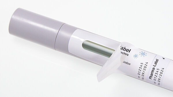 A label above the viewing window of the autoinjector protects against UV rays.